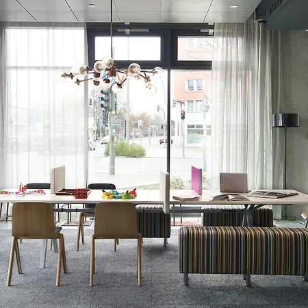 Moxy Ostbahnhof Hotel 3*